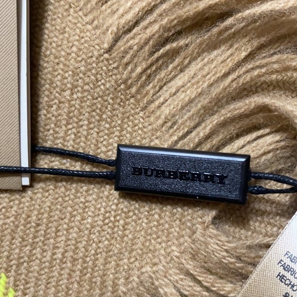 HP🎊 NWT Burberry tan and neon green wool scarf - Picture 9 of 10